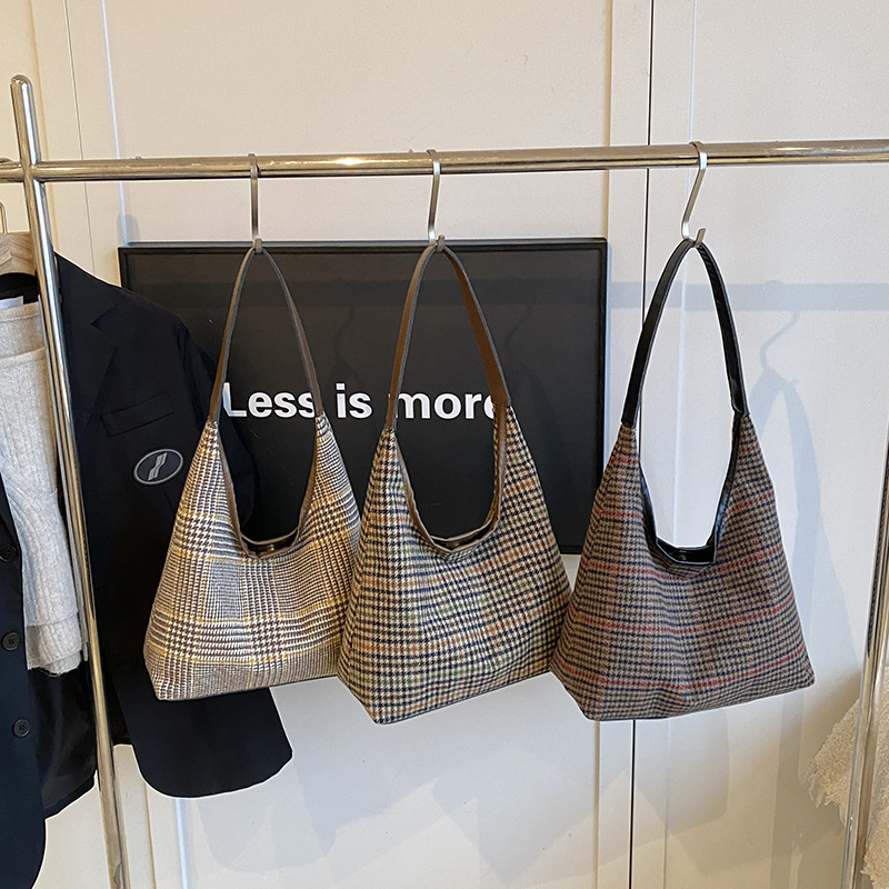 Large-capacity fashionable checkered bag for women, new autumn/winter 2024, Korean style contrasting color underarm bag, versatile single-shoulder handbag Application Scenario