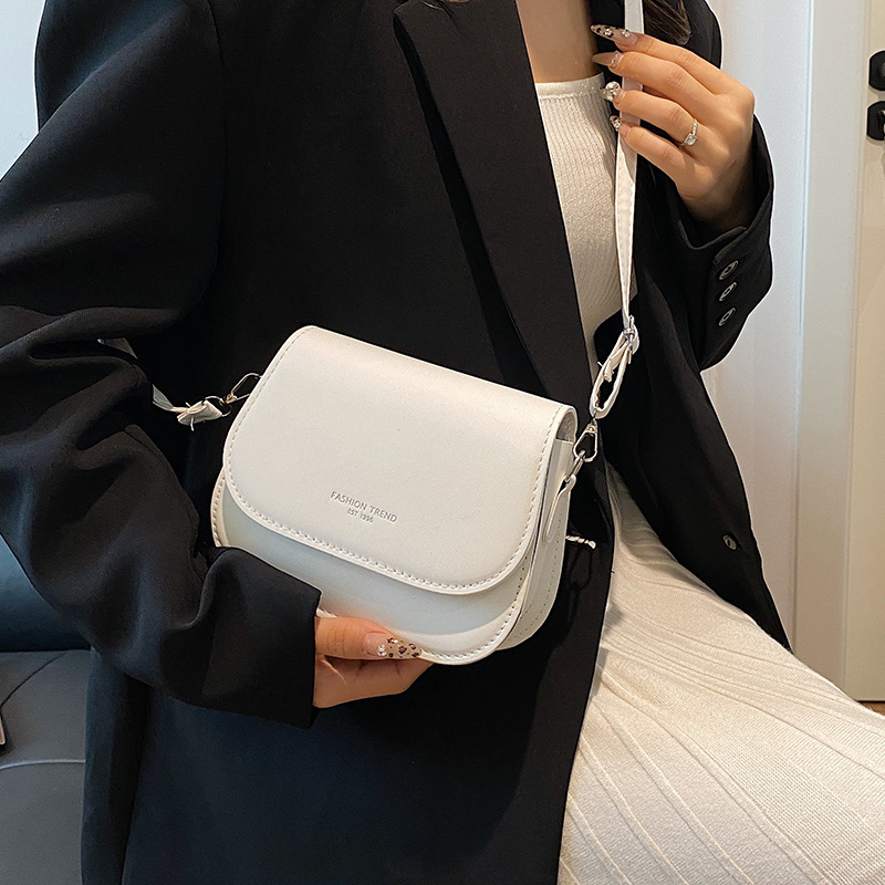 Fashionable and simple single-shoulder small bag for women in winter 2024, a new simple square bag for women, practical and high-end single-shoulder bag details Picture