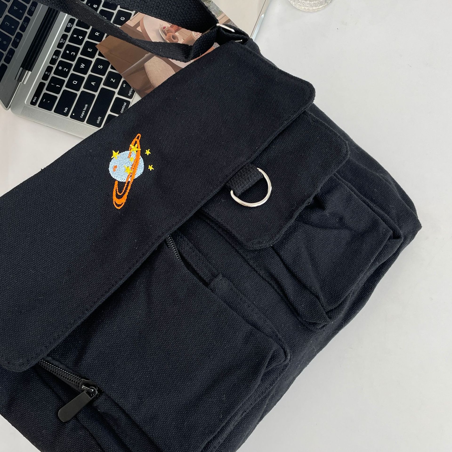 99233 Korean-style simple solid color cartoon pattern multi-pocket bag, single-shoulder canvas bag, commuting crossbody bag for work Application Scenario