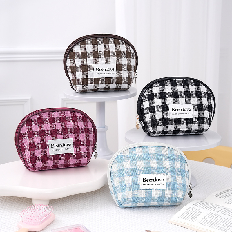 Runhui's new style semi-circular makeup bag, business trip and travel cosmetics storage bag, hand-held makeup bag, one-piece consignment Application Scenario