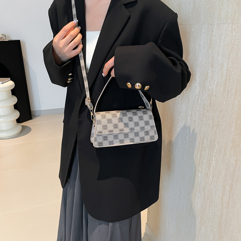 The popular and fashionable color-blocking underarm small square bag for the 2024 autumn new Korean-style single-shoulder handbag, women's bag, cross-border version Specification drawing