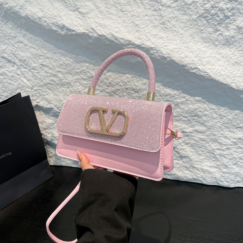 The simple and retro handbag trend is popular. The small square bag is a high-end, stylish and casual crossbody bag for women full figure