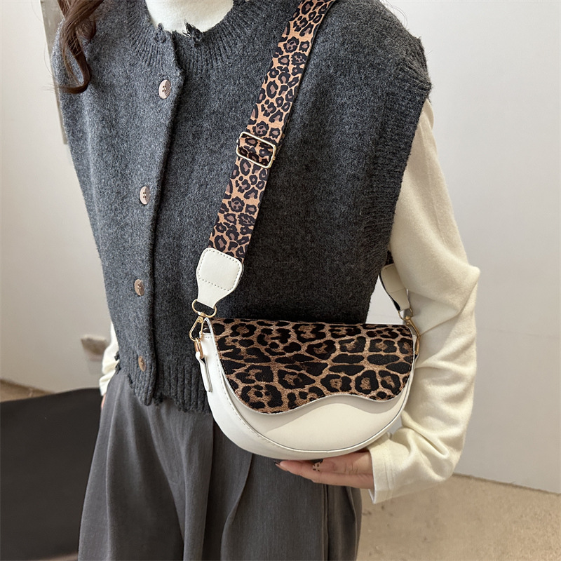 A trendy and fashionable leopard print texture loose saddle bag for women's winter, a small crossbody single-shoulder bag for ladies Specification drawing