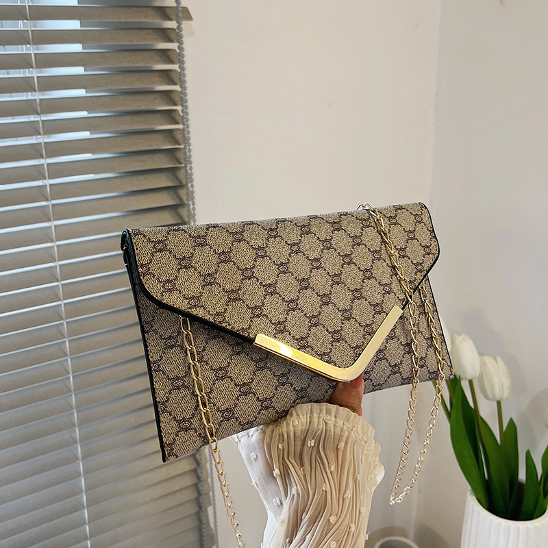 The 2024 new style of the textured and trendy chain bag is a versatile and fashionable evening bag for women. It is also a stylish and individualistic crossbody bag for women full figure