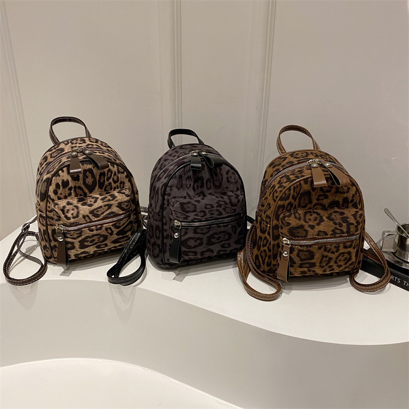 Retro leopard print backpack for women, 2024 new style, fashionable and versatile, student commuting crossbody bag, winter quality hand-held bag Application Scenario