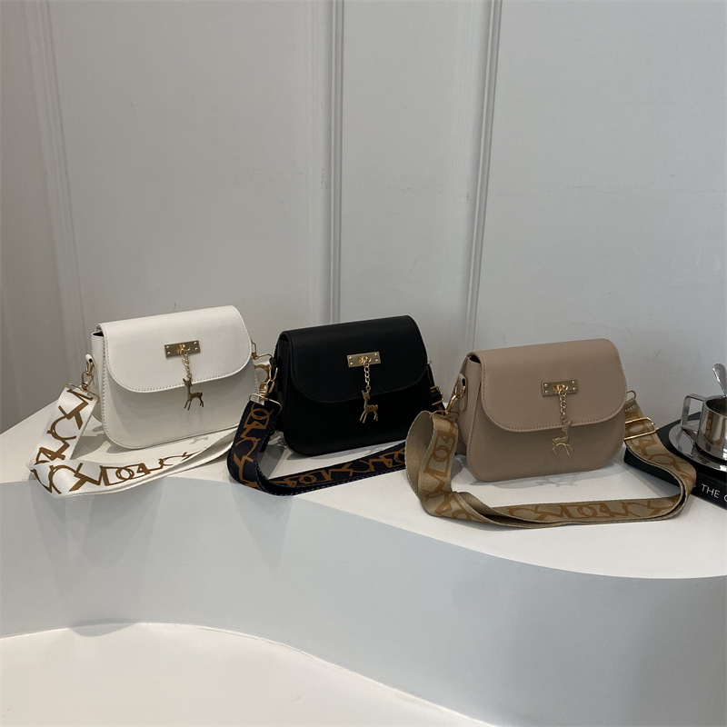 Personalized deer pendant simple wide shoulder strap women's bag 2024 Autumn new ins fashionable Korean version single-shoulder crossbody bag Application Scenario
