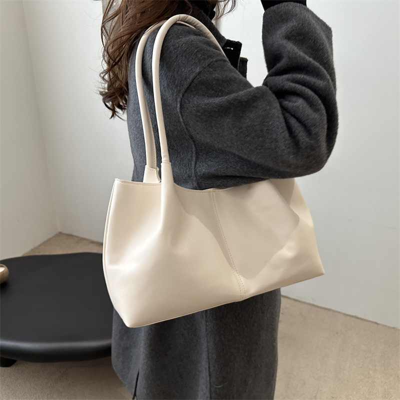 In 2024, a new niche design women's bag, a tote bag, is a casual, large-capacity, elegant and stylish winter single-shoulder bag details Picture