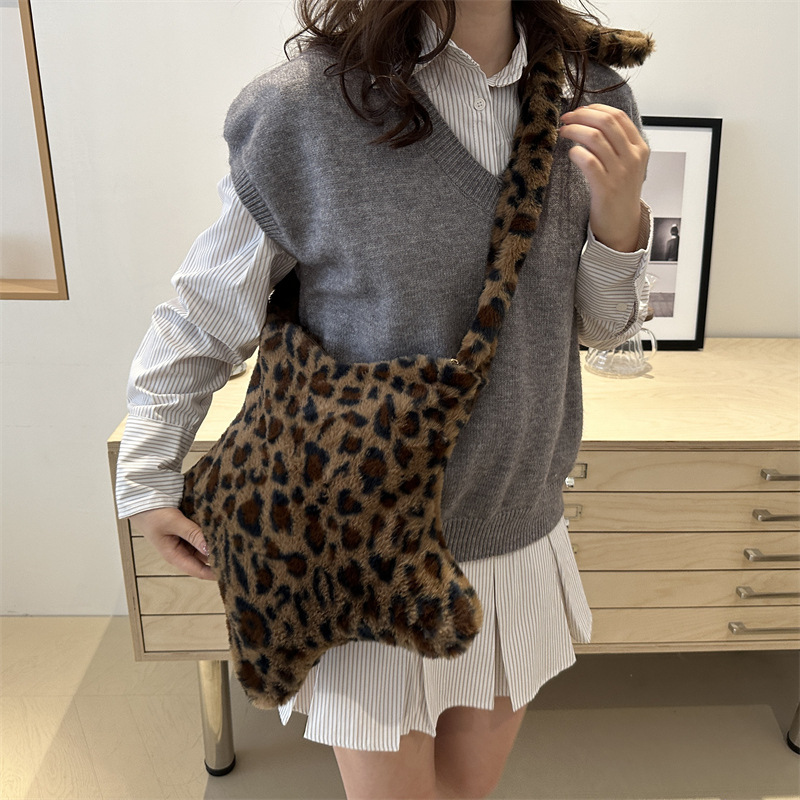 The new women's single-shoulder bag for the autumn and winter of 2024 is a niche plush five-pointed star trendy and versatile leopard print single-shoulder crossbody bag details Picture