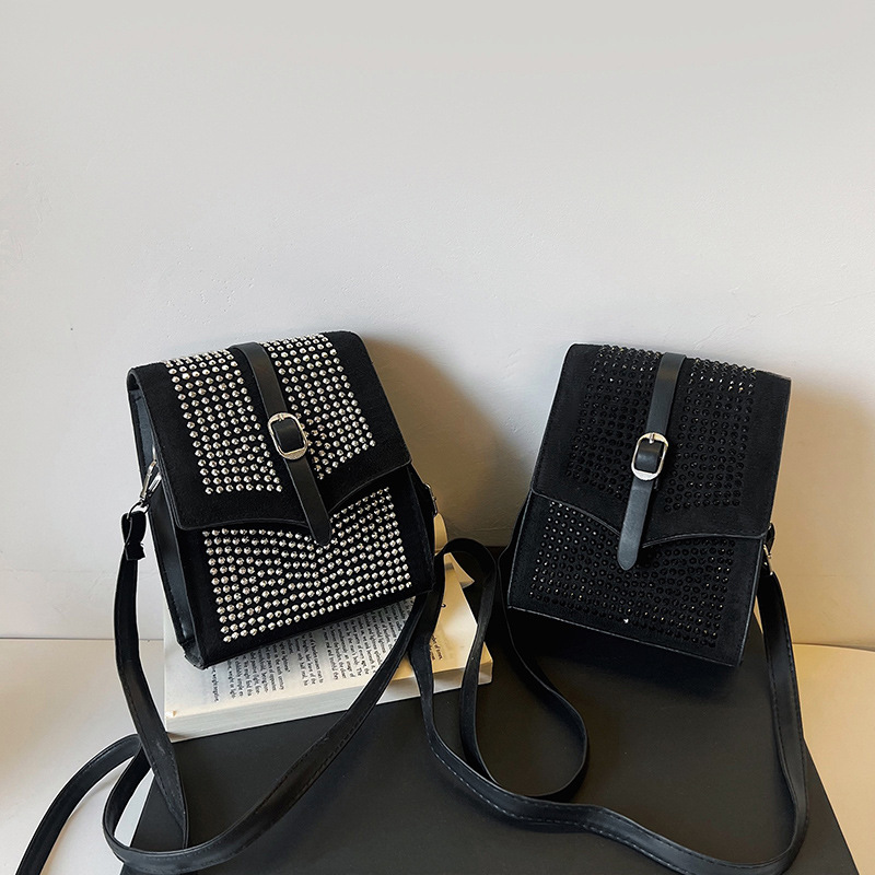 The new 2025 cross-border fashion, versatile and personalized mobile phone bag, small coin bag, single-shoulder crossbody small square bag is trendy Application Scenario