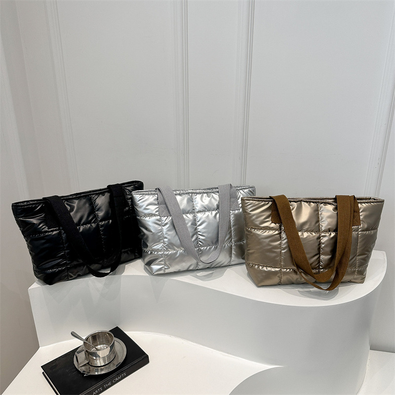 This is a new 2024 winter fashion and retro diamond-shaped space cotton jacket bag for women, featuring a single-shoulder tote bag Application Scenario