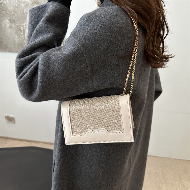 The 2024 new fashion chain single-shoulder crossbody bag is a versatile and stylish underarm bag for commuting Specification drawing