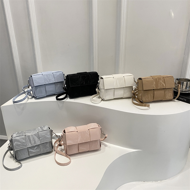 A niche fashion woven bag for women, new spring 2025 style, simple and versatile small square bag, high-end casual crossbody bag Application Scenario