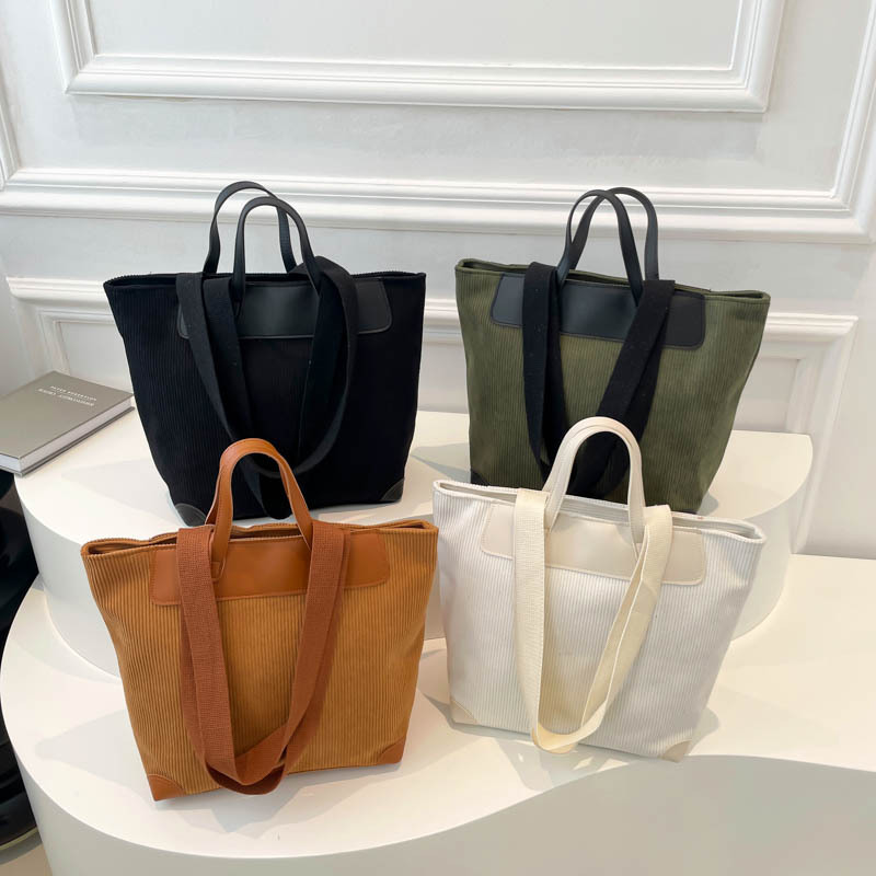 Canvas bag, women's large-capacity 2024 new autumn versatile single-shoulder bag, college student class bag, commuter tote bag Application Scenario