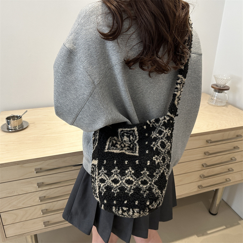 The Korean version of Instagram's winter new tweed large-capacity women's tote bag, with a commuting and laid-back style, is a trendy single-shoulder crossbody bag Specification drawing
