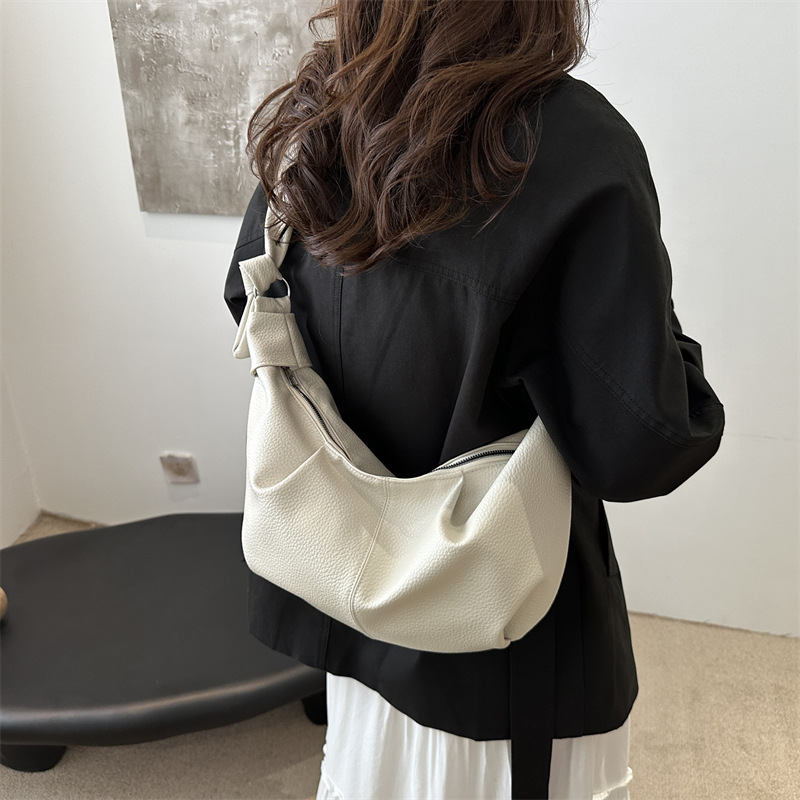 Korean-style ins large-capacity retro soft skin pleated dumpling bag, laid-back style, casual and artistic commuting single-shoulder crossbody bag details Picture