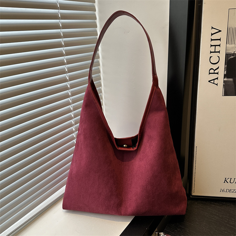 A new retro and individualistic commuter single-shoulder bag for winter 2024, with a large capacity, fashionable, simple and casual underarm tote bag full figure