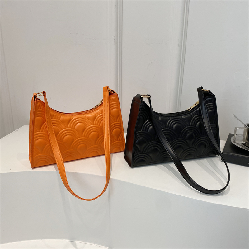 2024 embossed new Korean-style casual, simple, textured, trendy lacquered, fashionable crossbody, single-shoulder, underarm small bag for women Application Scenario