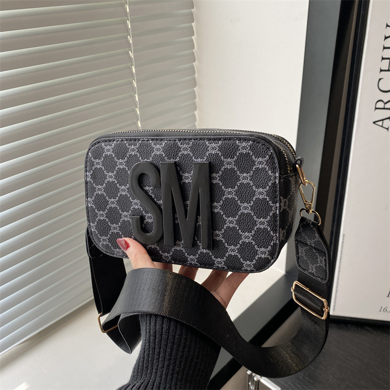 Spring 2025 new camera bag, wide shoulder strap, single-shoulder bag, small square bag with letters, fashionable, simple and stylish crossbody bag for women full figure