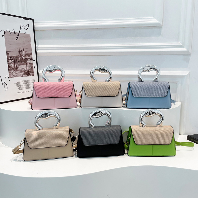 The 2025 new stylish and simple women's style metal hand-held shoulder crossbody small square bag with a contrasting color and casual personality Application Scenario