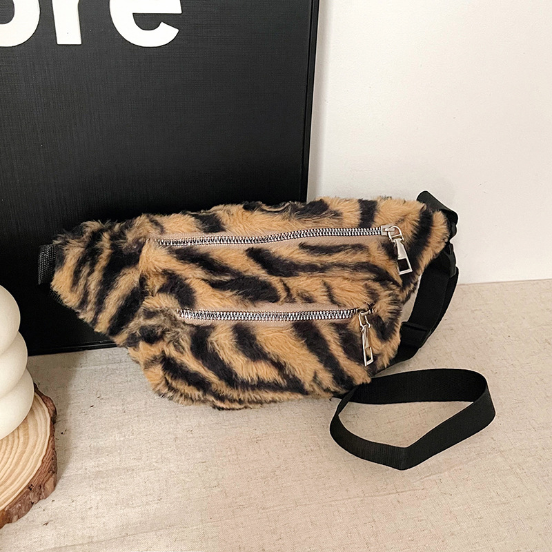 Cute Furry Girl Bag 2025 New style fashionable and simple shoulder bag, underarm bag, plush crossbody bag, casual bag full figure