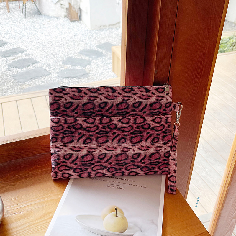 New 2024 unique and niche design small square bag, casual autumn clutch bag, stylish and fashionable women's bag, daily bag full figure