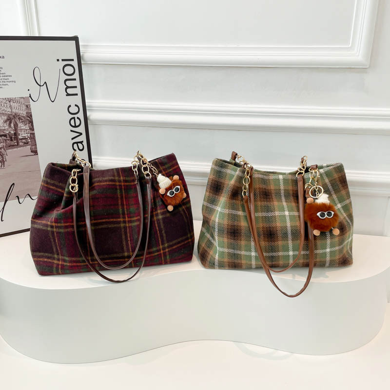 Tweed checkered underarm bag for women, 2024 new autumn and winter large-capacity tote bag for commuting, retro wool single-shoulder bag Application Scenario