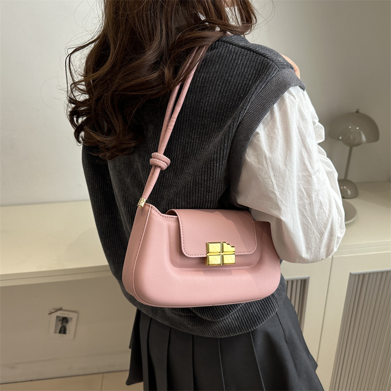 A new winter 2024 fashion, niche and versatile ins handbag, a retro single-shoulder, underarm crossbody, trendy small square bag details Picture