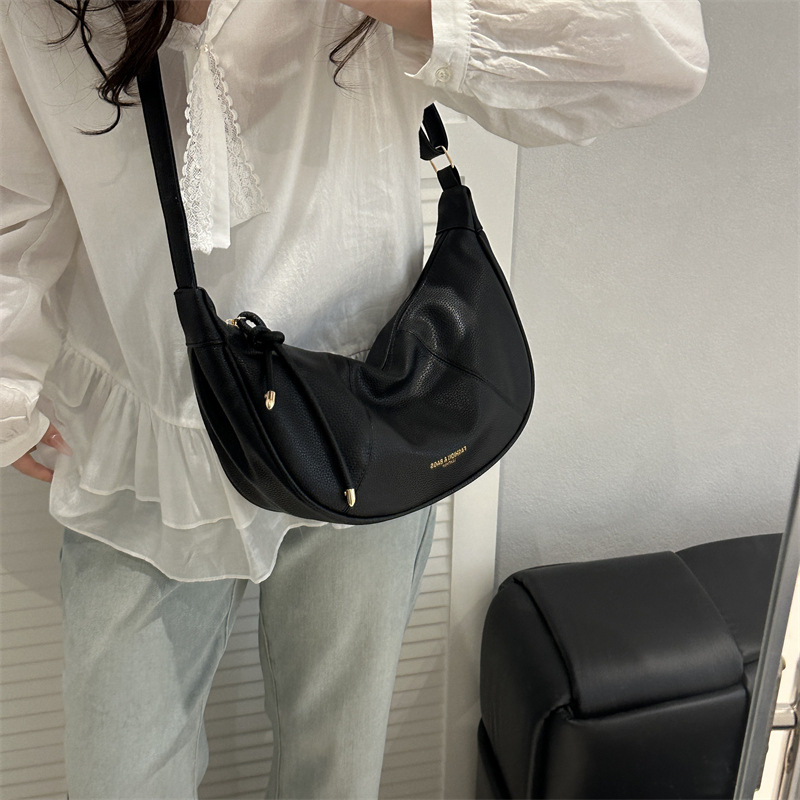 This crossbody bag is a solid-color one with a retro, fashionable and versatile design. It features a hand-held dumpling bag for women, a new Korean version single-shoulder bag details Picture