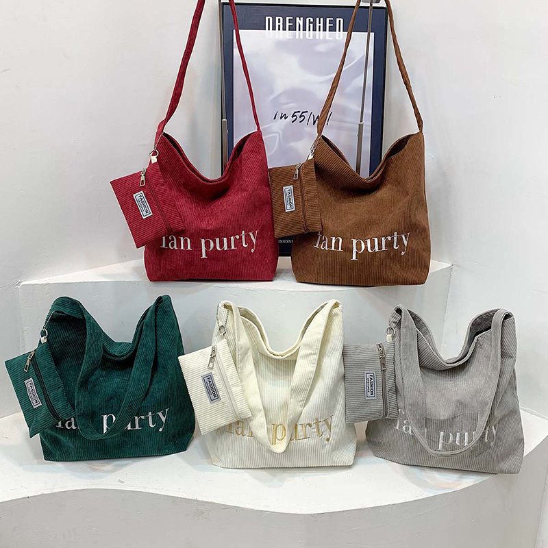 The 2024 new Korean-style simple letter single-shoulder tote bag is a stylish, simple and large-capacity casual commuting bag with a high appearance level Application Scenario