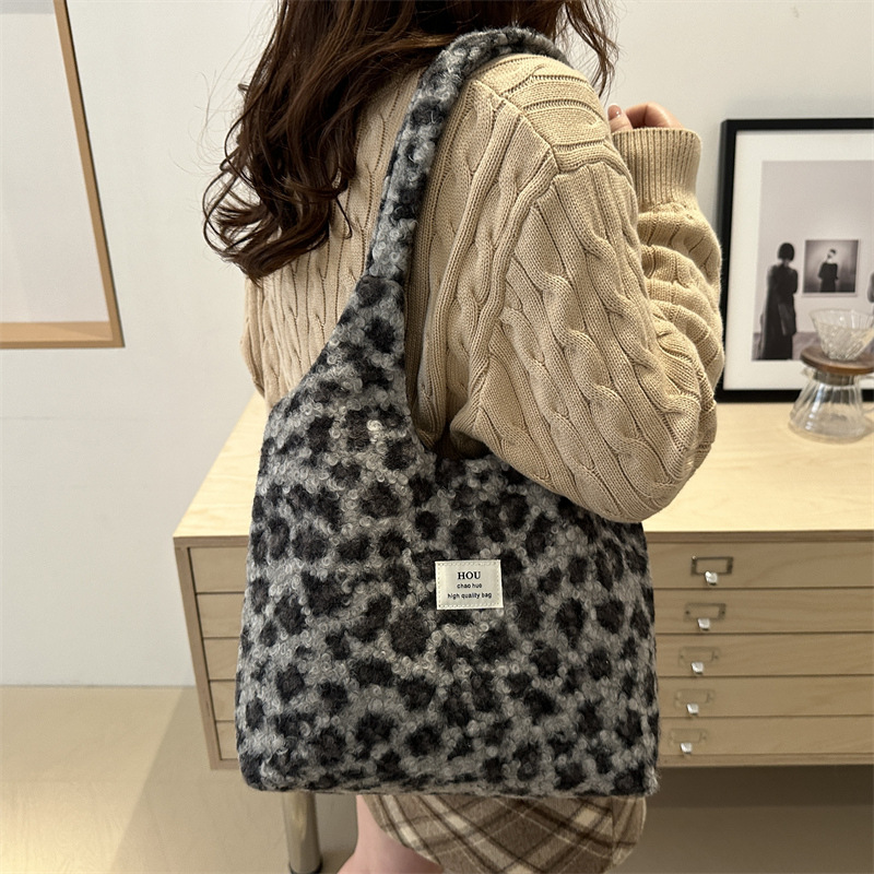 The new winter leopard print plush bucket bag with a fashionable and laid-back style features a unique and stylish design. It is a single-shoulder underarm women's bag Specification drawing