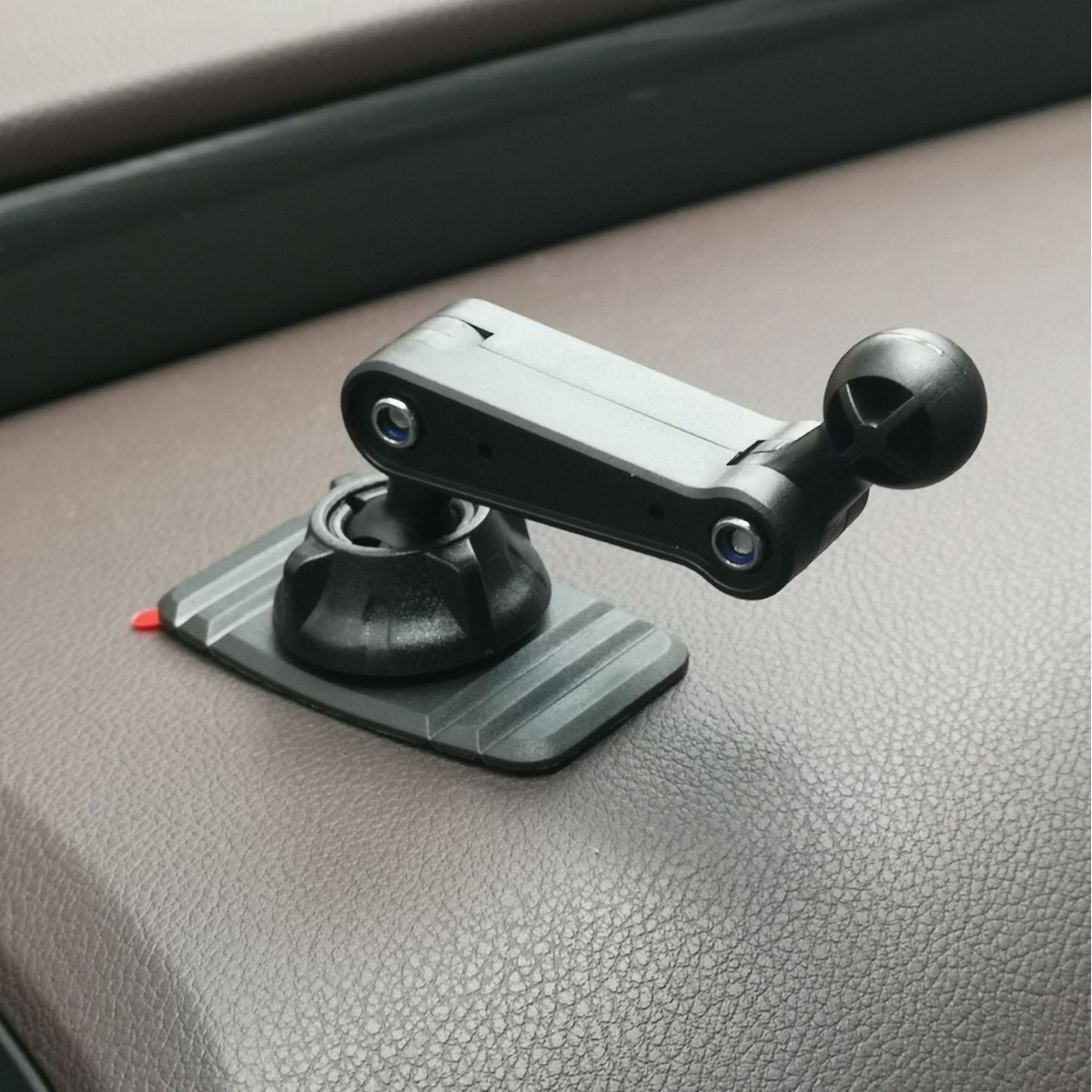 Car screen expansion extension connecting rod suction cup base silicone adhesive accessory, double-joint ball head mobile phone stand Application Scenario