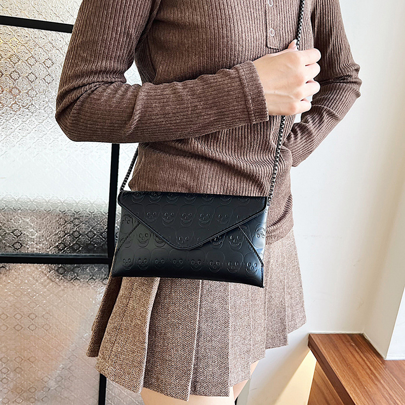 A new, versatile chain lady's dinner bag with a trendy and niche skull envelope from Europe and America, and a fashionable single-shoulder crossbody bag details Picture