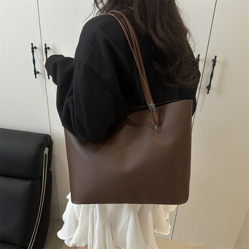 New women's bag 2025 New large-capacity, stylish and high-quality tote bag, a niche design single-shoulder bag for women details Picture