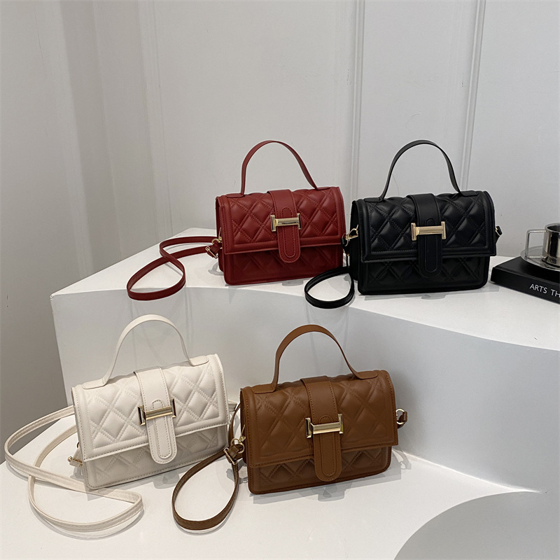 This is a new spring 2025 fashionable solid color versatile commuting small square bag with a retro texture and a hand-held shoulder crossbody Application Scenario
