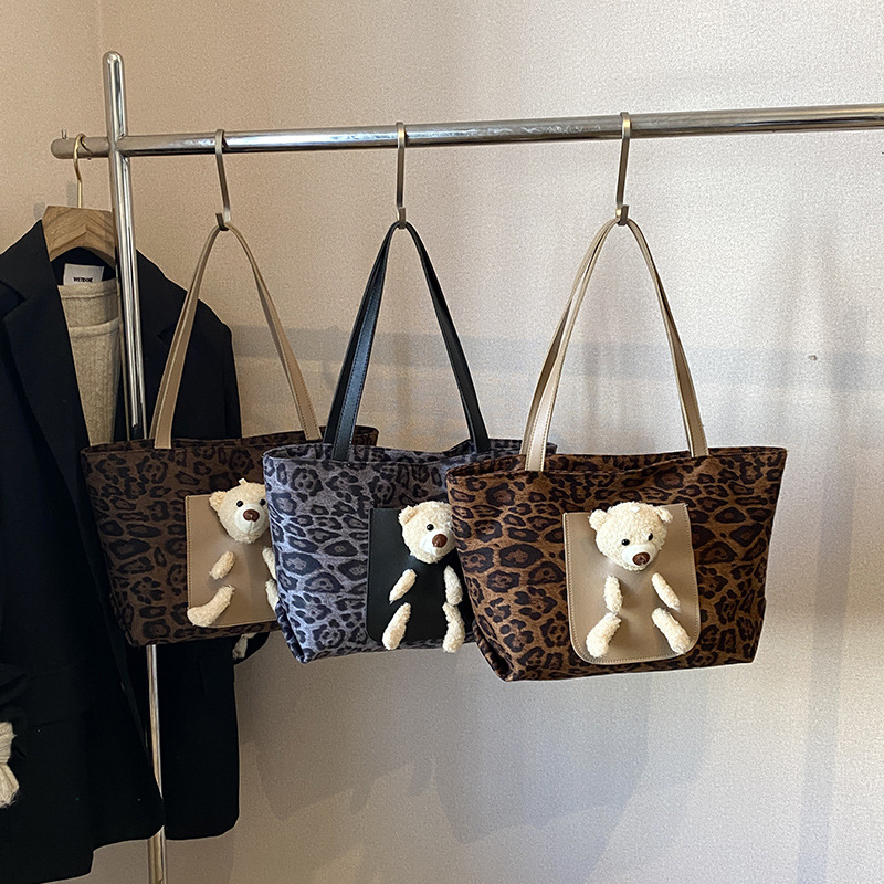 Cross-border leopard print canvas bag for women, large capacity 2024 new autumn and winter versatile casual single-shoulder shopping bag tote bag Application Scenario