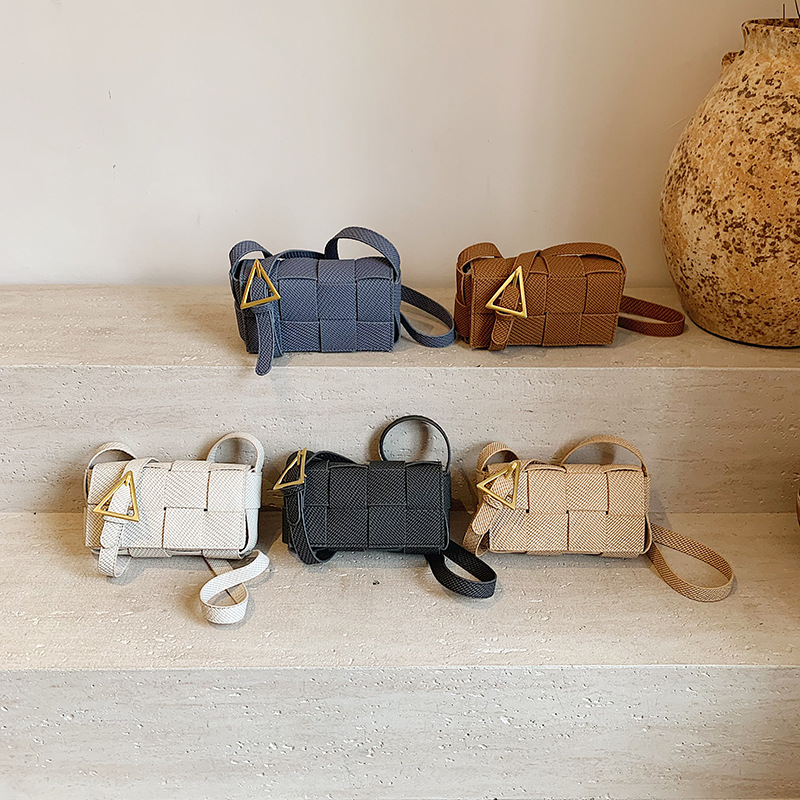 The niche design of the small square bag 2025 new style, trendy and individualistic spring, casual, fashionable and simple crossbody bag and single-shoulder bag Application Scenario