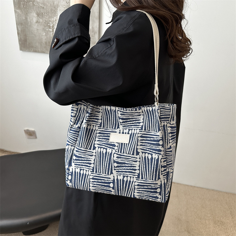 Casual women's 2024 new style school commuting bag, autumn and winter popular fashion single-shoulder bag, large-capacity tote bag details Picture