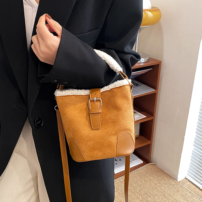 Spring 2025 new style Korean-style hand-held shoulder crossbody bag, bucket tote bag, solid color contrasting women's bag Application Scenario