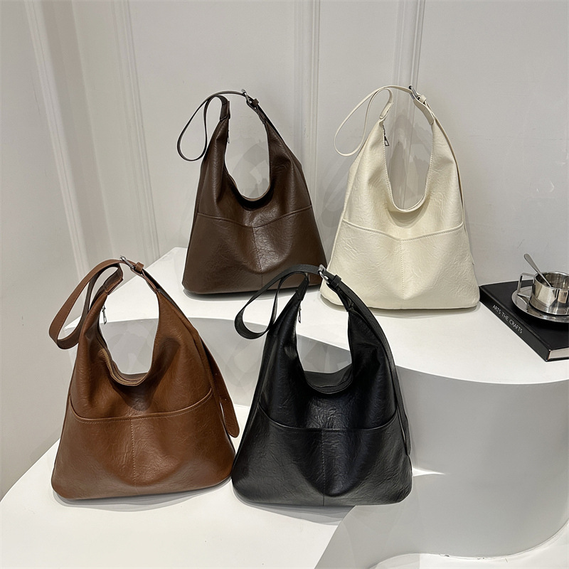 A simple and casual ladies' 2024 new style casual large-capacity retro personalized double-pocket crossbody single-shoulder tote bag for women Application Scenario