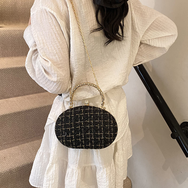 This year, the 2025 new style of shell bags is in vogue. The chain crossbody bag for the socialite's dinner is elegant and simple. It's a hard shell single-shoulder bag Specification drawing