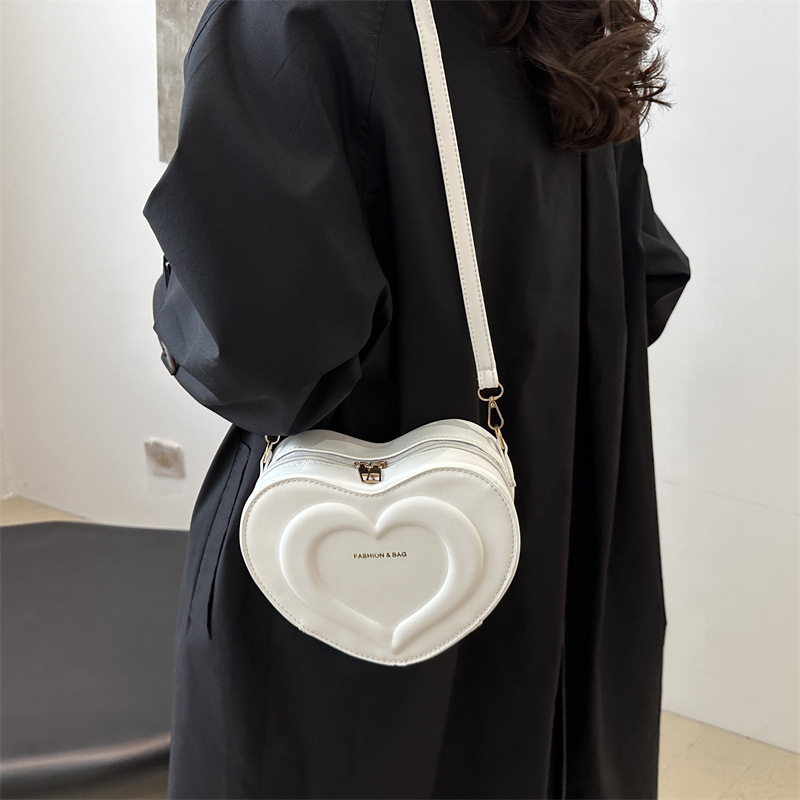 Cross-border cute heart-shaped bag for women, 2024 new trendy and fashionable crossbody bag, simple and stylish single-shoulder bag details Picture