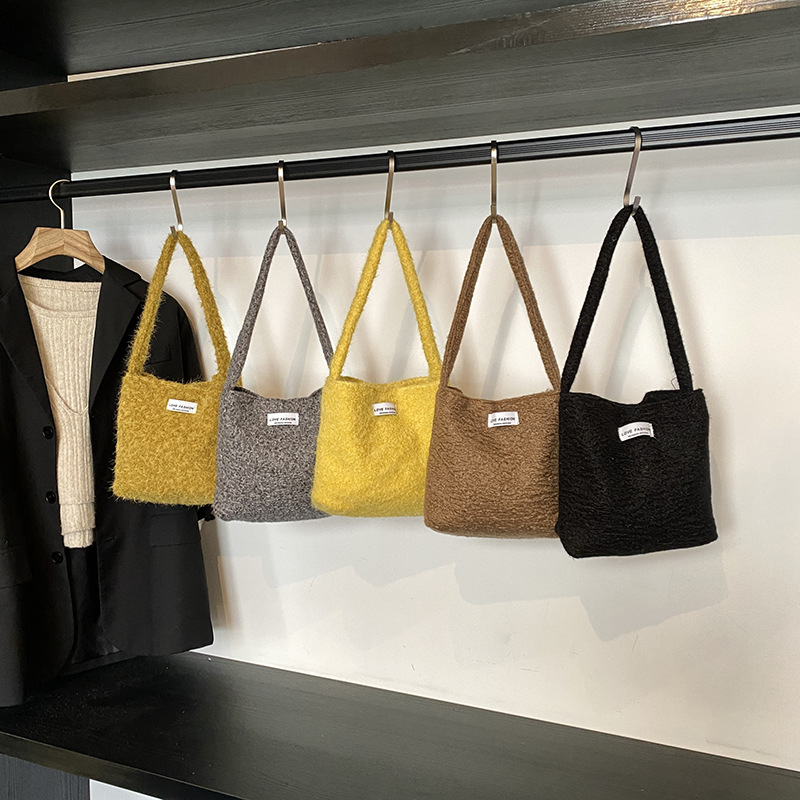 Fashionable and simple woolen single-shoulder bag for women, a new spring 2025 trendy commuter handbag and underarm bag Application Scenario