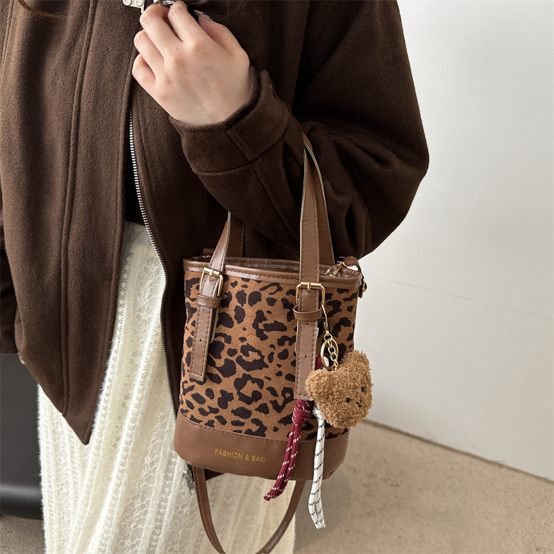 A new 2024 winter single-shoulder crossbody bag for women from a niche Korean brand, featuring a high-end and retro hand-held bucket bag Specification drawing