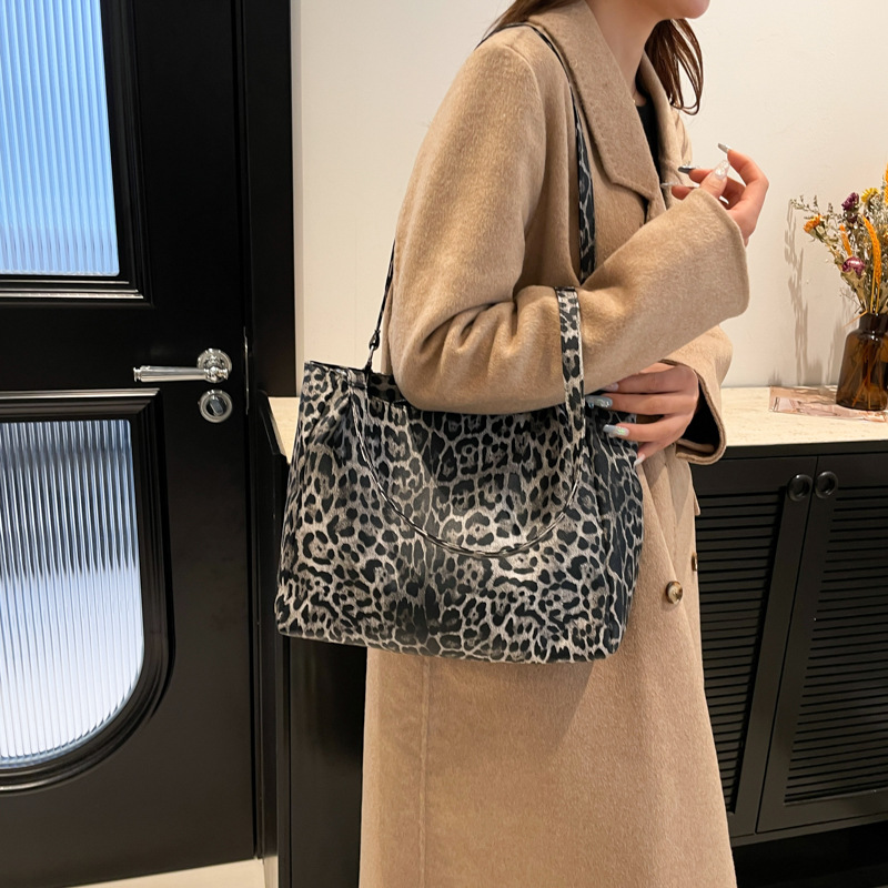 High-end leopard print tote bag for women's winter, large-capacity, high-quality women's bag, fashionable and versatile, commuting single-shoulder bag details Picture