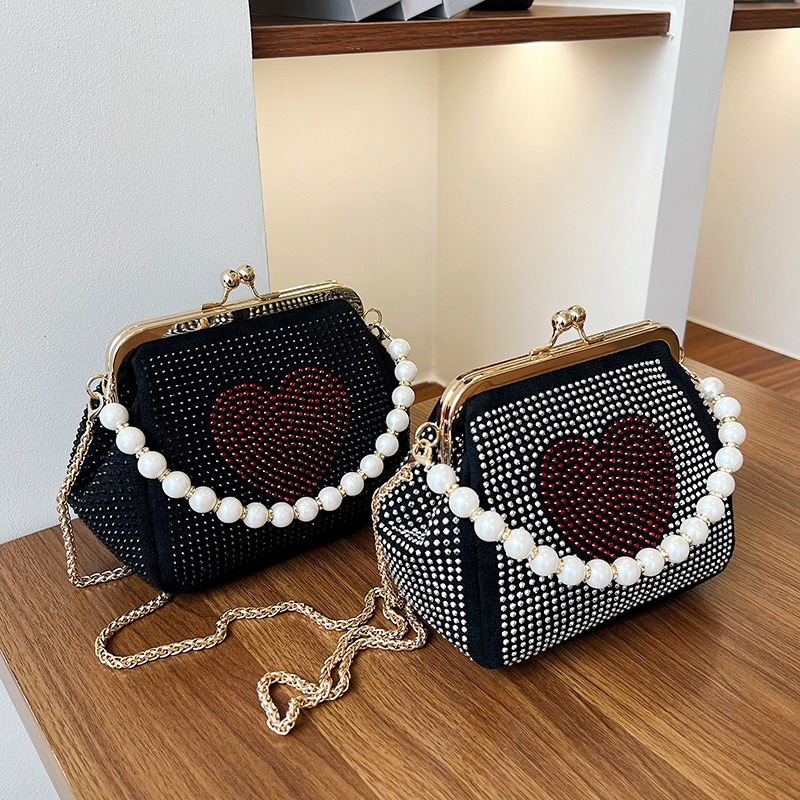 Cross-border 2025 New diamond-encrusted heart design chain single-shoulder crossbody bag, fashionable women's bag, pearl handbag, stylish Application Scenario