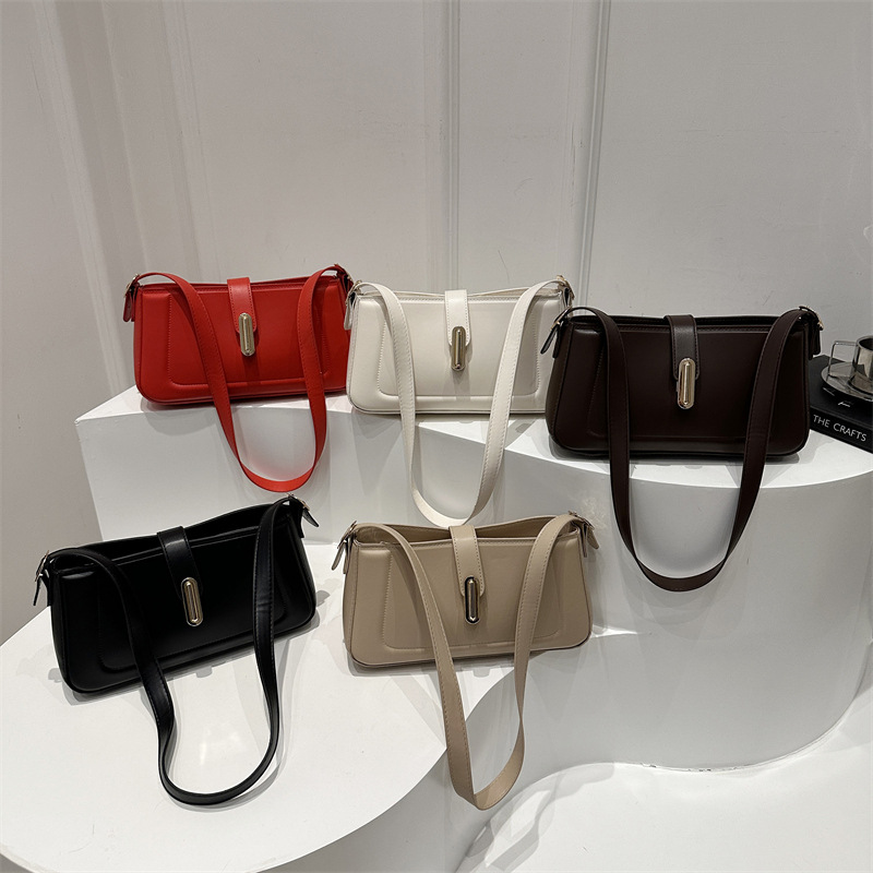 Solid color minimalist small square bag 2025, a personalized and versatile commuter crossbody bag, a trendy and niche lockable single-shoulder bag Application Scenario