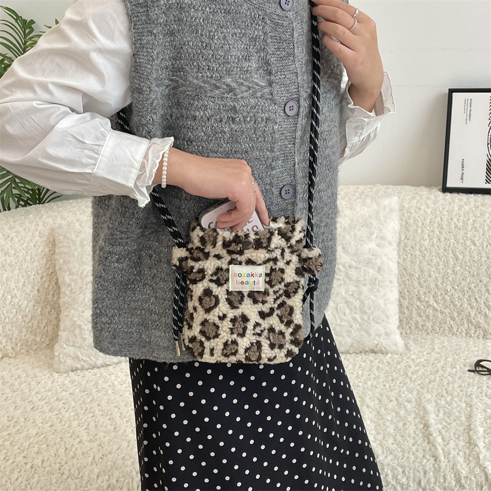 4112 Autumn and Winter Plush heart-shaped portable Storage Bag, single-shoulder crossbody bag for Shopping, Mobile phone and cosmetics storage bag Specification drawing