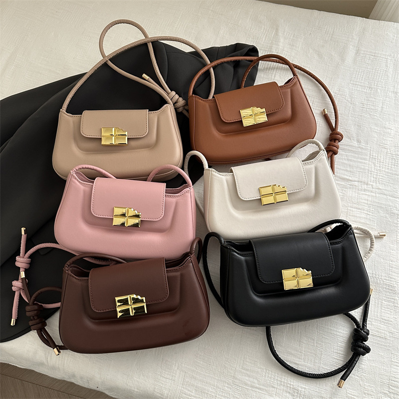 A new winter 2024 fashion, niche and versatile ins handbag, a retro single-shoulder, underarm crossbody, trendy small square bag Application Scenario