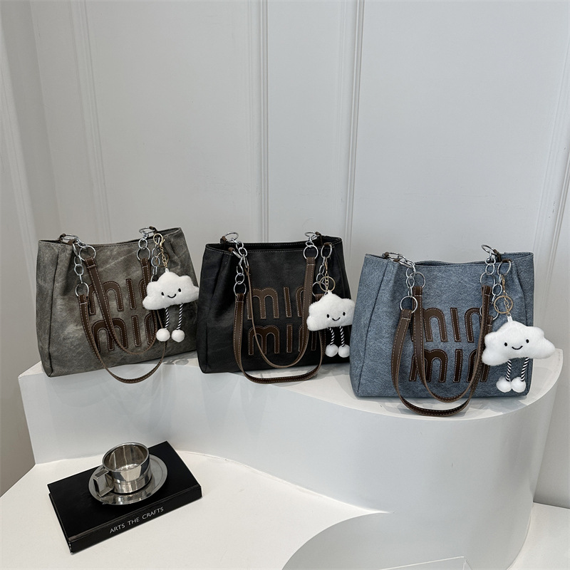 Casual work commuting Tote bag for women, large capacity 2024 new winter versatile, simple and high-quality single-shoulder bag Application Scenario