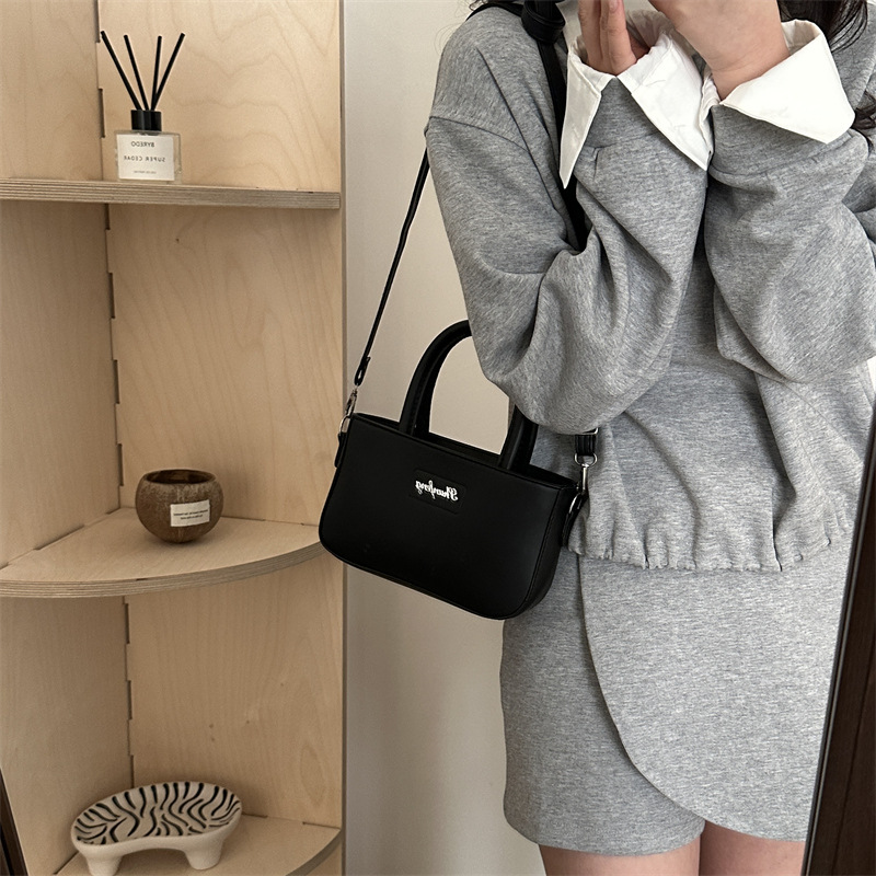 This year's popular handbags, women's retro crossbody bags, bucket bags, and the new winter 2024 fashionable and simple single-shoulder bags details Picture